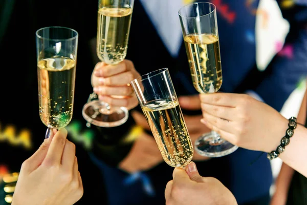 Feest. Handen die de glazen champagne en wijn vasthouden en een toast uitbrengen. — Stockfoto