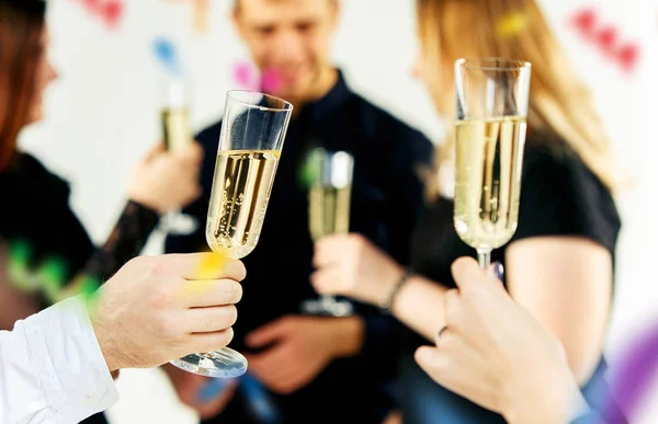 お祝いだ。乾杯するシャンパンとワインのグラスを手に. — ストック写真