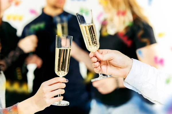 Celebración. Manos sosteniendo las copas de champán y vino haciendo un brindis. —  Fotos de Stock