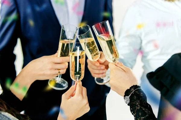 お祝いだ。乾杯するシャンパンとワインのグラスを手に. — ストック写真