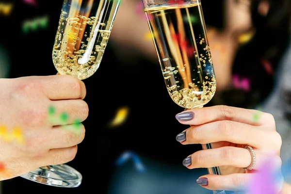 Celebración. Manos sosteniendo las copas de champán y vino haciendo un brindis. —  Fotos de Stock