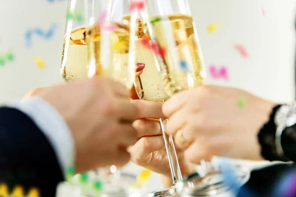 Celebración. Manos sosteniendo las copas de champán y vino haciendo un brindis. — Foto de Stock