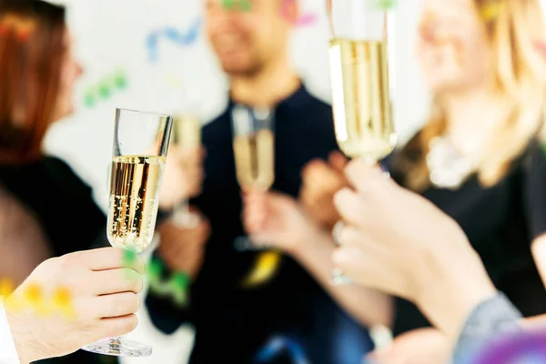 Celebración. Manos sosteniendo las copas de champán y vino haciendo un brindis. —  Fotos de Stock