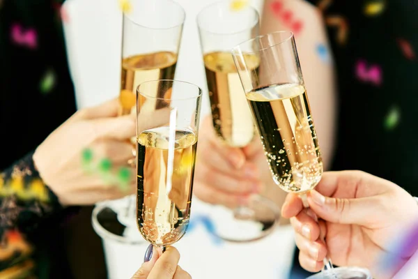 Celebración. Manos sosteniendo las copas de champán y vino haciendo un brindis. —  Fotos de Stock