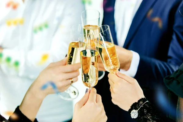 Святкування. Руки, що тримають келихи шампанського та вина, роблять тост . — стокове фото
