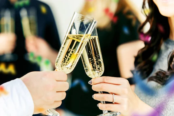 Kutlama Şampanya Şarap Bir Tost Ekmegi Bardak Holding Eller Parti — Stok fotoğraf