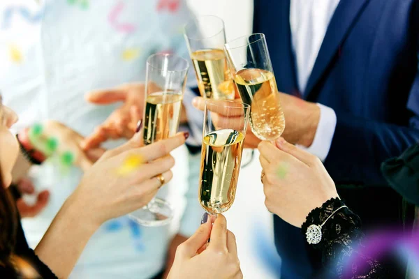 Celebração. Mãos segurando os copos de champanhe e vinho fazendo um brinde. — Fotografia de Stock