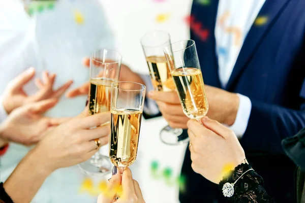 Feest. Handen die de glazen champagne en wijn vasthouden en een toast uitbrengen. — Stockfoto