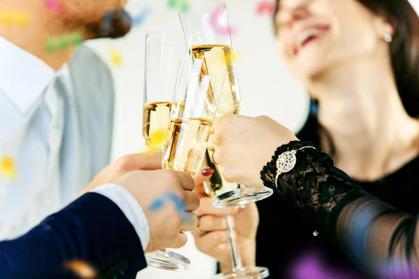 Celebración. Manos sosteniendo las copas de champán y vino haciendo un brindis. —  Fotos de Stock