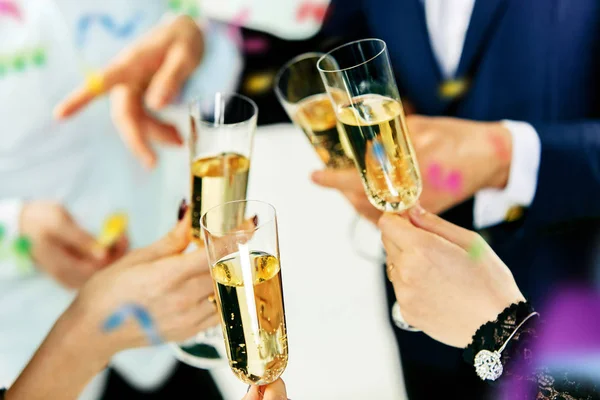 Celebración. Manos sosteniendo las copas de champán y vino haciendo un brindis. —  Fotos de Stock