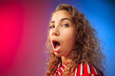 Güzel kadın sürpriz arıyor