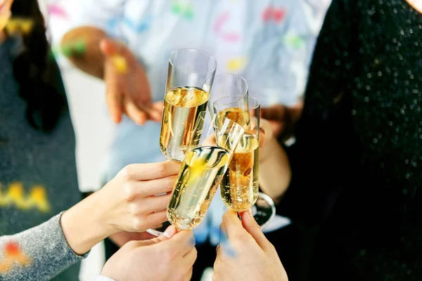 Kutlama. Şampanya ve şarap kadehlerini tutan eller kadeh kaldırıyor.. — Stok fotoğraf