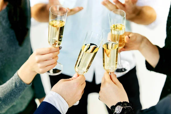 Celebración. Manos sosteniendo las copas de champán y vino haciendo un brindis. — Foto de Stock