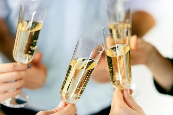 Celebración. Manos sosteniendo las copas de champán y vino haciendo un brindis. —  Fotos de Stock