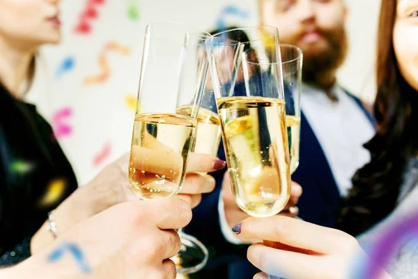 Kutlama. Şampanya ve şarap kadehlerini tutan eller kadeh kaldırıyor.. — Stok fotoğraf