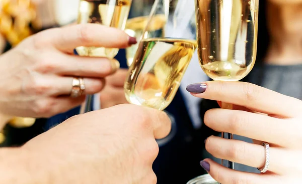 Celebración. Manos sosteniendo las copas de champán y vino haciendo un brindis. — Foto de Stock