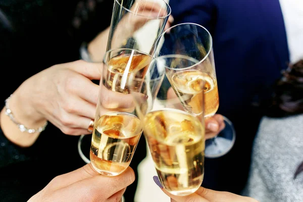 Ünneplés. Kéz a kézben pezsgő és bor poharát tartva tósztot mond.. — Stock Fotó