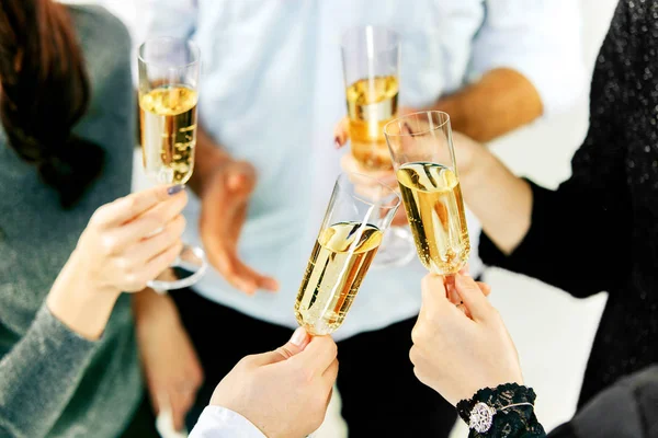 Fête. Mains tenant les verres de champagne et de vin portant un toast. — Photo