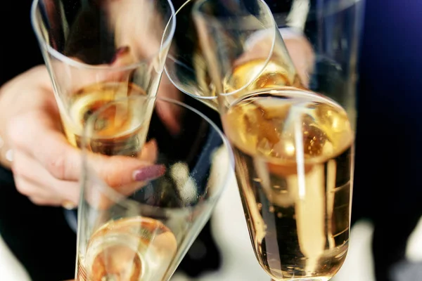 Celebración. Manos sosteniendo las copas de champán y vino haciendo un brindis. — Foto de Stock