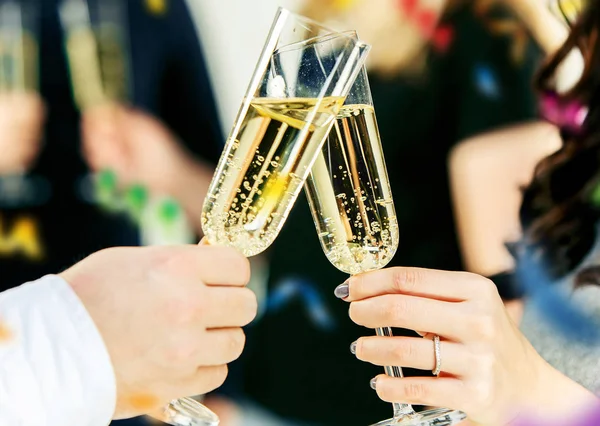 Celebración. Manos sosteniendo las copas de champán y vino haciendo un brindis. — Foto de Stock