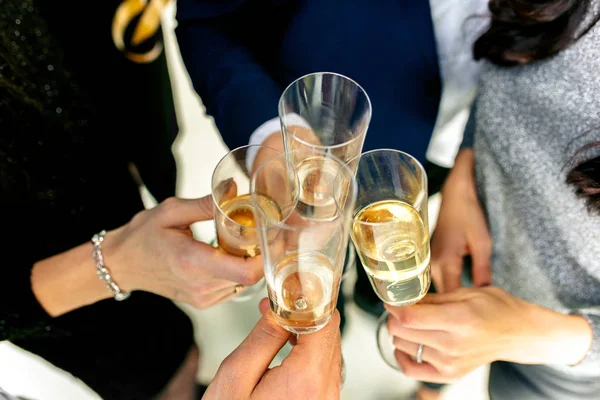 Celebración. Manos sosteniendo las copas de champán y vino haciendo un brindis. — Foto de Stock