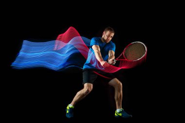 tek bir beyaz adam tenisçi siyah arka plan üzerine oynamak