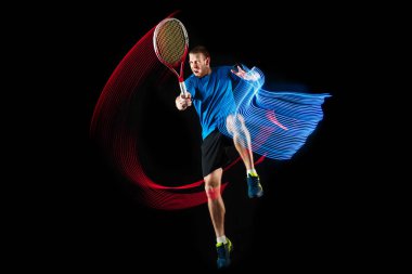 tek bir beyaz adam tenisçi siyah arka plan üzerine oynamak