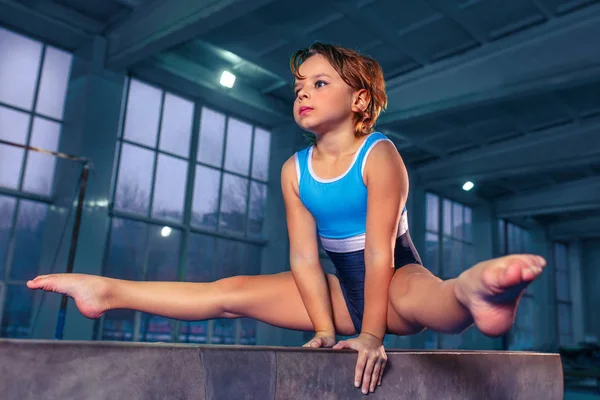 Beautiful girl is engaged in sports gymnastics on a log — Stock Photo, Image