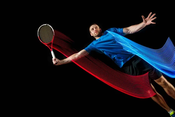 Kavkazské člověk hrající tenistka na černém pozadí — Stock fotografie
