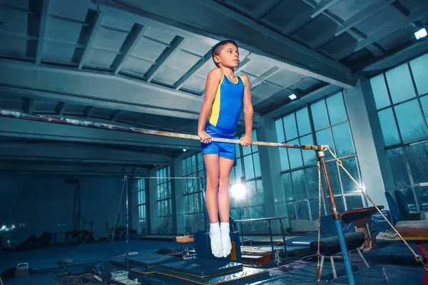 Güzel çocuk spor jimnastik paralel bar üzerinde çalışmaktadır — Stok fotoğraf