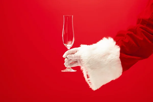 Lampka szampana Holding Santa nad czerwony — Zdjęcie stockowe