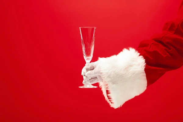 Santa Holding Champagne vinho sobre vermelho — Fotografia de Stock