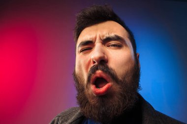 Genç adam bir şey geçirmeyen tiksinti ifadesi ile