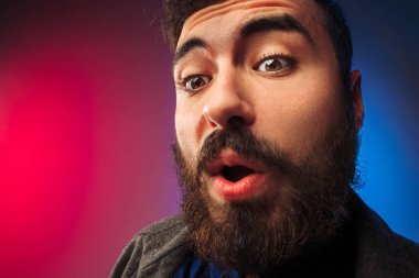 Sürpriz arıyor genç çekici adam