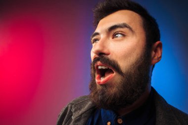 Sürpriz arıyor genç çekici adam