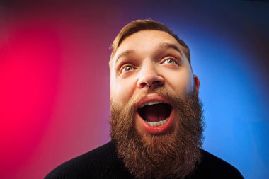 Sürpriz arıyor genç çekici adam