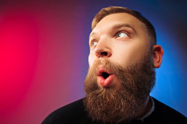 Sürpriz arıyor genç çekici adam