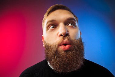 Sürpriz arıyor genç çekici adam