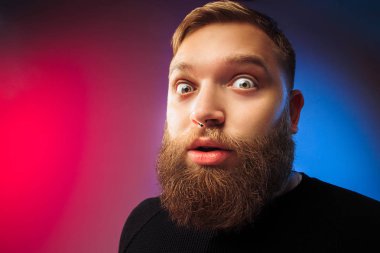 Sürpriz arıyor genç çekici adam