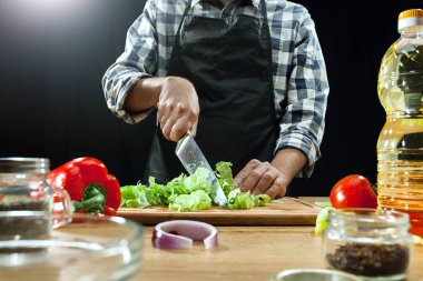 Salata hazırlanıyor. Kadın şef kesme taze sebze. Pişirme işlemi. Seçici odak
