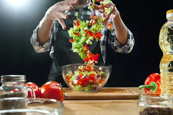 Préparation de la salade. Chef femelle coupant des légumes frais. Processus de cuisson. Concentration sélective — Photo