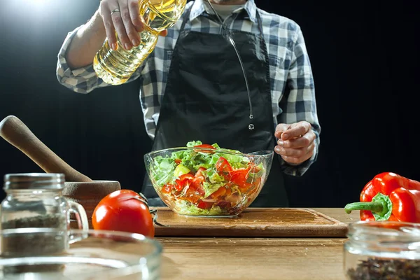 Preparo l'insalata. Chef donna che taglia verdure fresche. Processo di cottura. Focus selettivo — Foto Stock