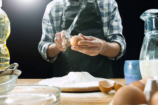 전문 남성 쿡 반죽 밀가루, preapares와 스프링 또는 식탁에서 빵을 구울 때 — 스톡 사진