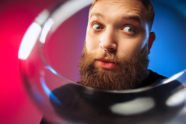 Le jeune homme surpris posant avec un verre de vin . — Photo