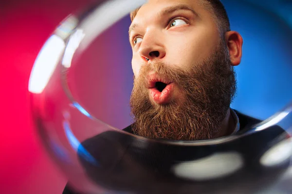 Den överraskade unga mannen poserar med glas vin. — Stockfoto