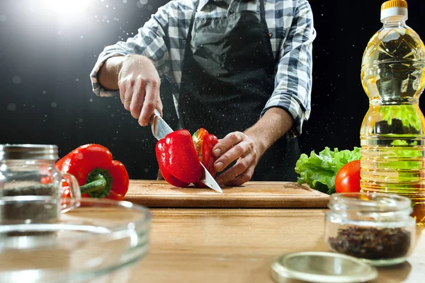 Preparo l'insalata. Chef donna che taglia verdure fresche. Processo di cottura. Focus selettivo — Foto Stock