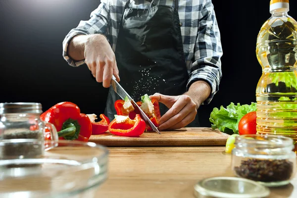 Przygotowanie sałatki. Kobieta kucharz cięcia świeżych warzyw. Proces gotowania. Selektywny fokus — Zdjęcie stockowe