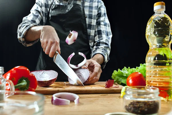 Preparo l'insalata. Chef donna che taglia verdure fresche. Processo di cottura. Focus selettivo — Foto Stock