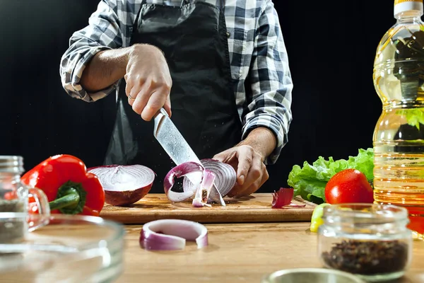 Preparo l'insalata. Chef donna che taglia verdure fresche. Processo di cottura. Focus selettivo — Foto Stock