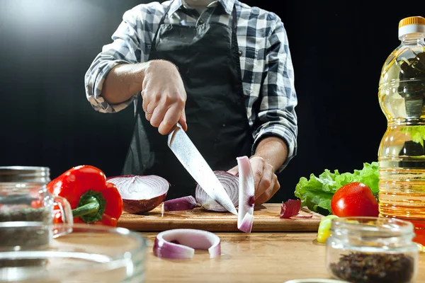 Preparo l'insalata. Chef donna che taglia verdure fresche. Processo di cottura. Focus selettivo — Foto Stock